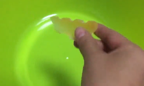 新买的牛仔裤怎样固色,黑色牛仔裤第一次洗怎么固色图2