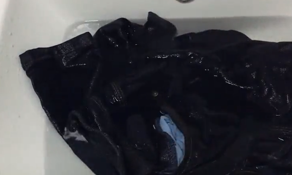 新买的牛仔裤怎样固色,黑色牛仔裤第一次洗怎么固色图9