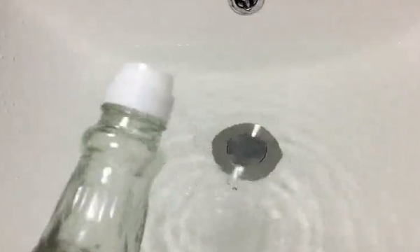 新买的牛仔裤怎样固色,黑色牛仔裤第一次洗怎么固色图8