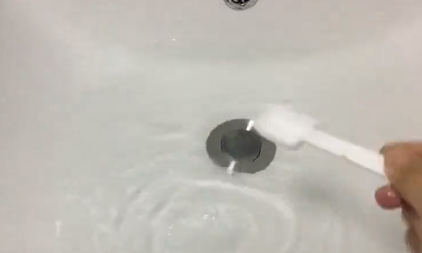 新买的牛仔裤怎样固色,黑色牛仔裤第一次洗怎么固色图7