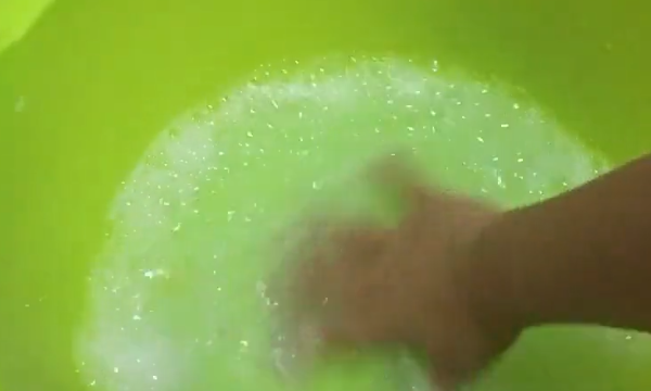 新买的牛仔裤怎样固色,黑色牛仔裤第一次洗怎么固色图3