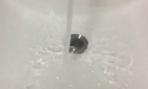 新买的牛仔裤怎样固色,黑色牛仔裤第一次洗怎么固色图6