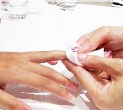 如何去掉指甲油小窍门