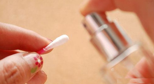 去除指甲油的小妙招,怎样把指甲油弄掉简单图1