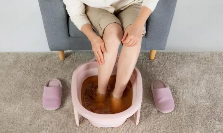 生姜泡脚水温太高可以加冷水吗