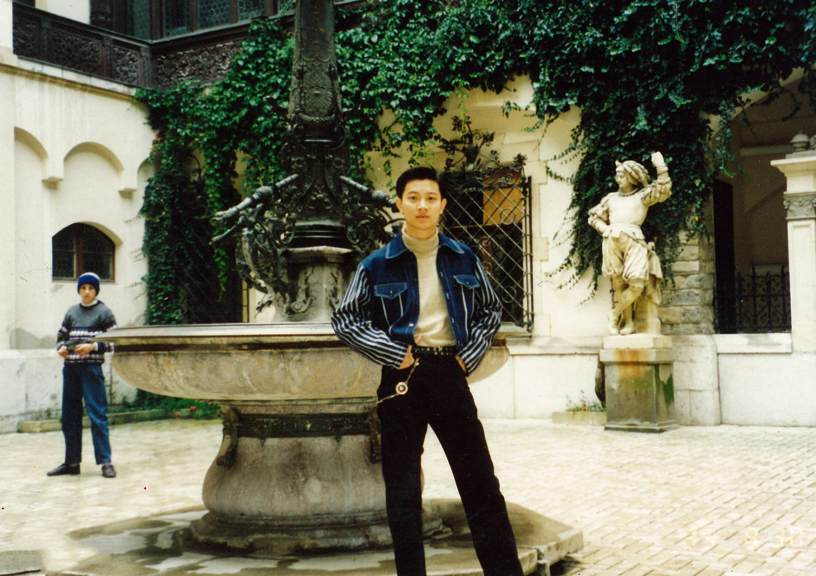 初恋瞿颖，拒绝上春晚，52岁未婚无子，罗中旭如今怎样了？