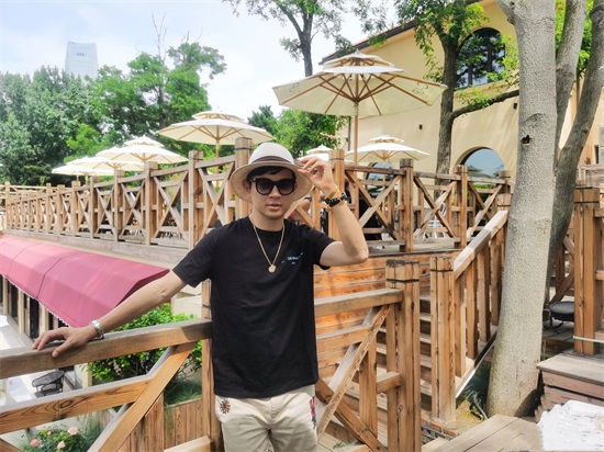 初恋瞿颖，拒绝上春晚，52岁未婚无子，罗中旭如今怎样了？