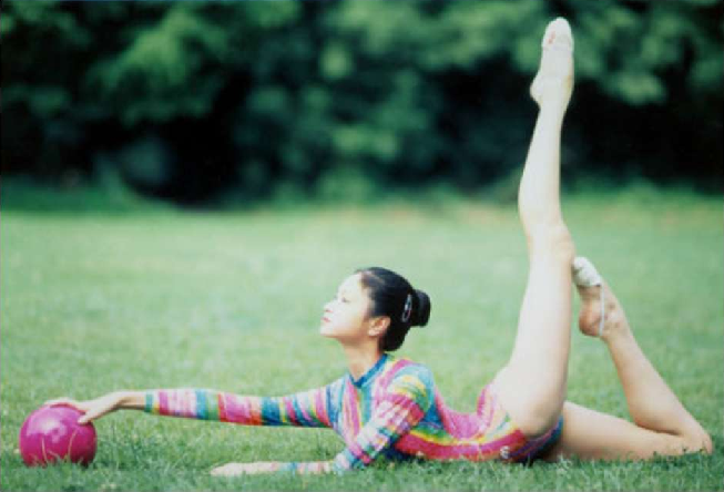 沈佳妮：体操运动员转行当演员，30岁嫁29岁朱亚文生两女被当成宝