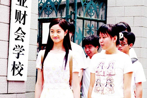 沈佳妮：体操运动员转行当演员，30岁嫁29岁朱亚文生两女被当成宝