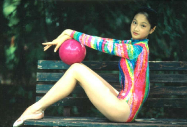 沈佳妮：体操运动员转行当演员，30岁嫁29岁朱亚文生两女被当成宝