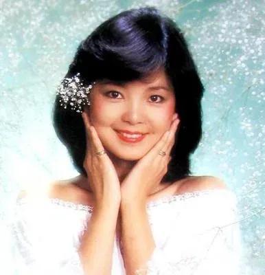 邓丽君简介个人资料(甜歌皇后邓丽君,一生情路坎坷,葬礼却是空前绝后)