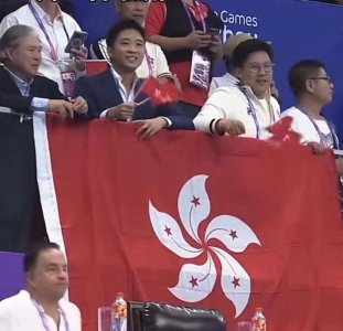 ​霍启山和父兄围观女子游泳赛，众网友调侃他挑媳妇，忙牵线张雨霏