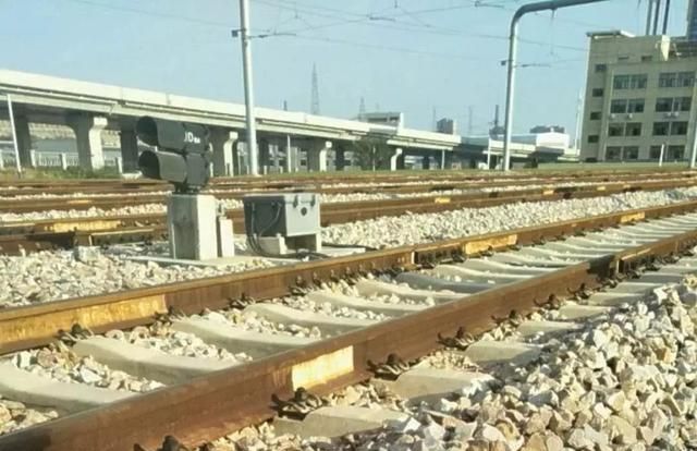 火车轨道边上的石头有什么作用