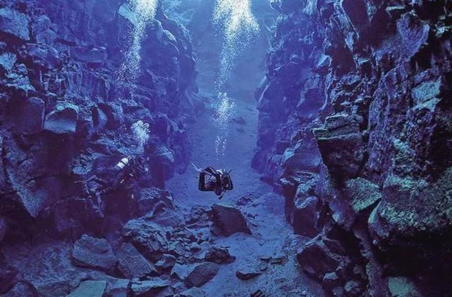 马里亚纳海沟所在的大洋是什么（马里亚纳海沟在哪里）(图1)