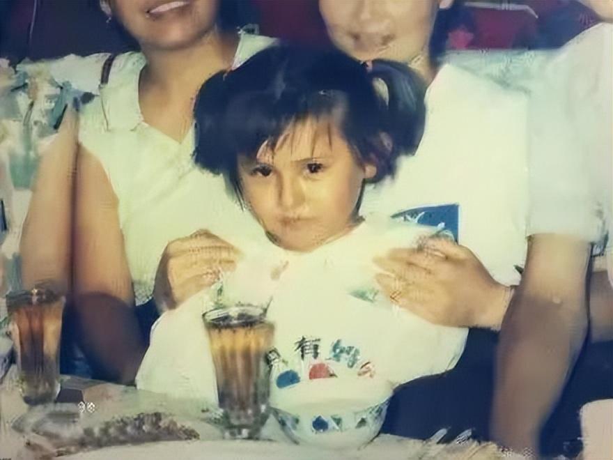 没背景全靠拼的热依扎,用演技被大家认可,如今是36岁单亲妈妈