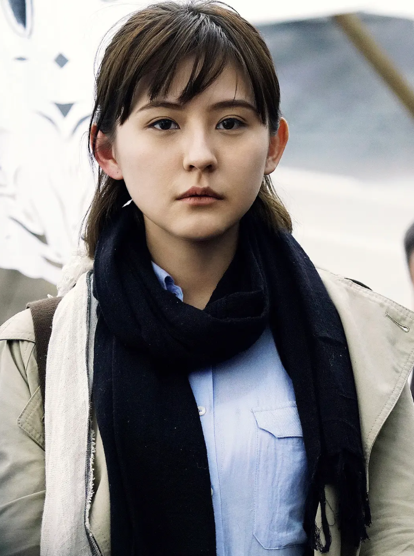 没背景全靠拼的热依扎,用演技被大家认可,如今是36岁单亲妈妈