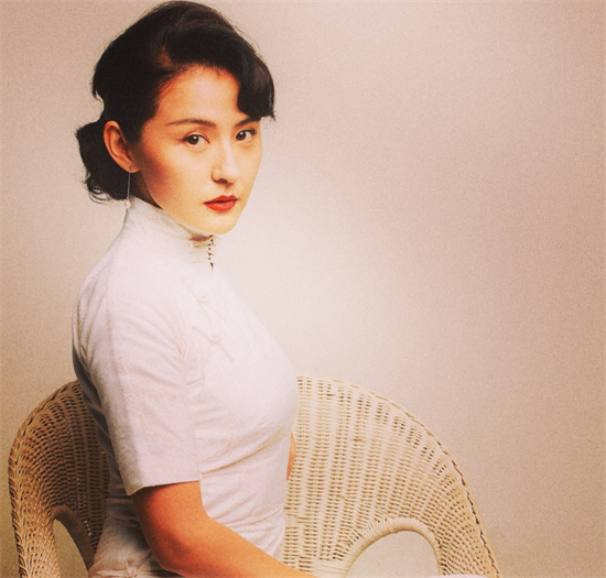 没背景全靠拼的热依扎,用演技被大家认可,如今是36岁单亲妈妈