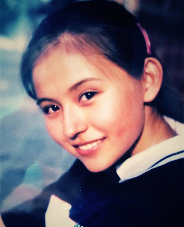 没背景全靠拼的热依扎,用演技被大家认可,如今是36岁单亲妈妈