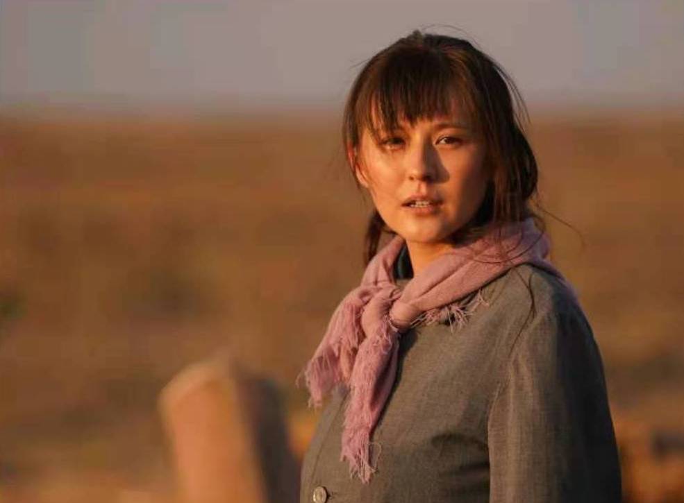 没背景全靠拼的热依扎,用演技被大家认可,如今是36岁单亲妈妈