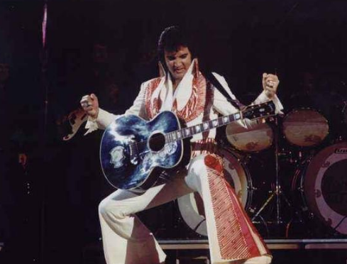 猫王是谁(20岁成名，42岁猝死，被曝睡了3000个女人，猫王的一生传奇又混乱)