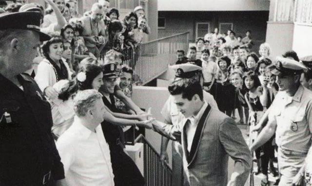 猫王是谁(20岁成名，42岁猝死，被曝睡了3000个女人，猫王的一生传奇又混乱)