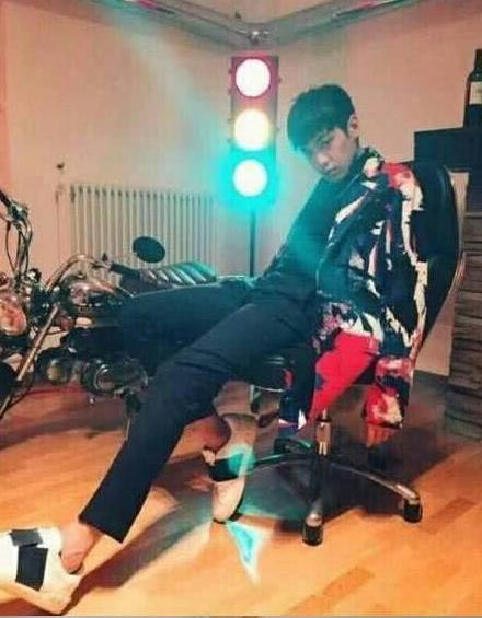 张若昀的老婆是谁(官宣结婚!唐艺昕张若昀结束九年长跑,甜蜜公布结婚照)