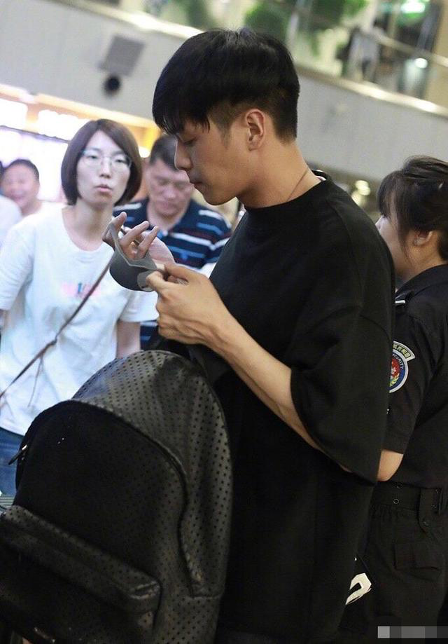 张若昀的老婆是谁(官宣结婚!唐艺昕张若昀结束九年长跑,甜蜜公布结婚照)