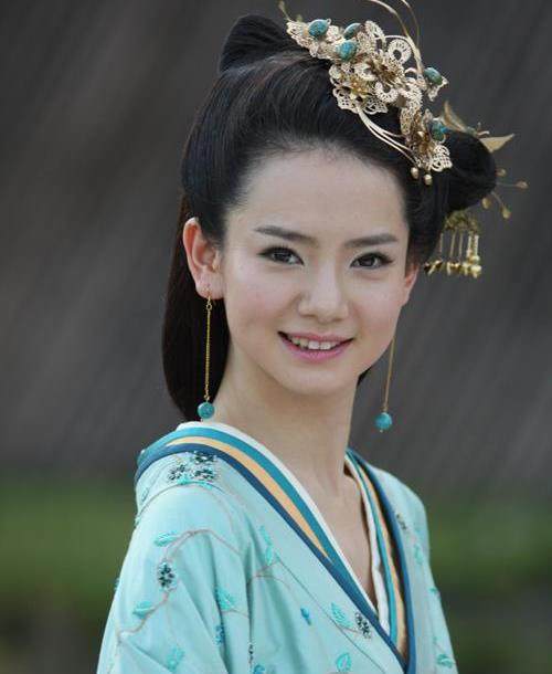 戚薇的“人生图鉴”:事业不被定义,爱情自有天意