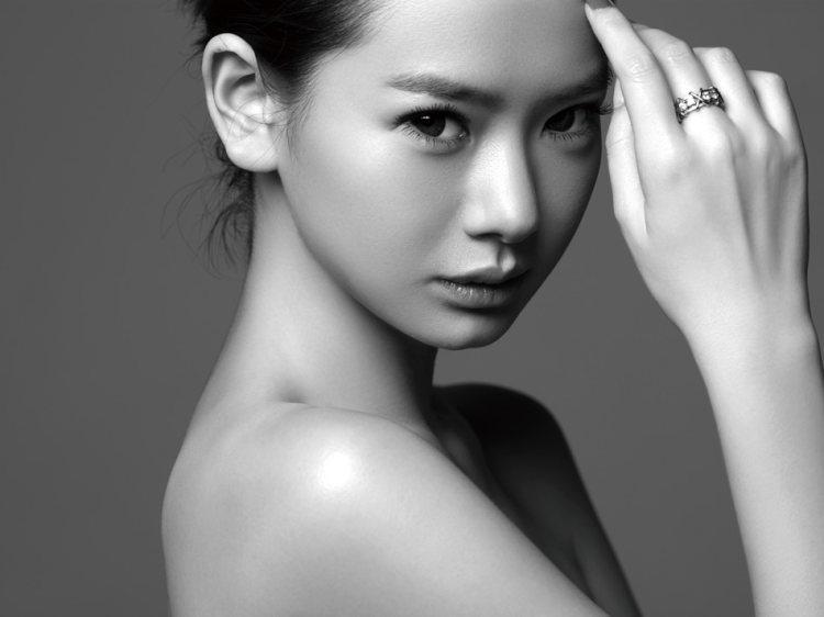 戚薇的“人生图鉴”:事业不被定义,爱情自有天意