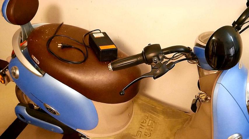 电动车电耗尽了充不进去电(电动车充不进电亮绿灯是怎么回事)