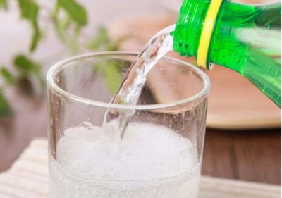 ​雪碧加盐巴喝了有什么效果（雪碧加盐更好喝吗）