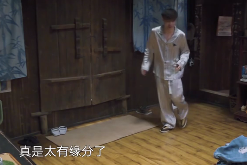 张艺兴与杨紫穿同款睡衣互称姐弟,拒绝黄磊做媒,三连击破碎绯闻