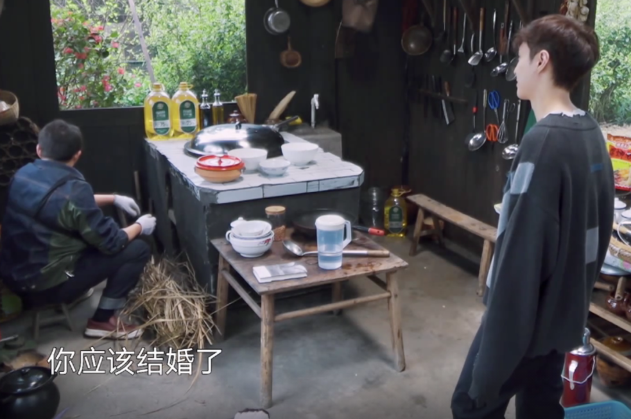 张艺兴与杨紫穿同款睡衣互称姐弟,拒绝黄磊做媒,三连击破碎绯闻