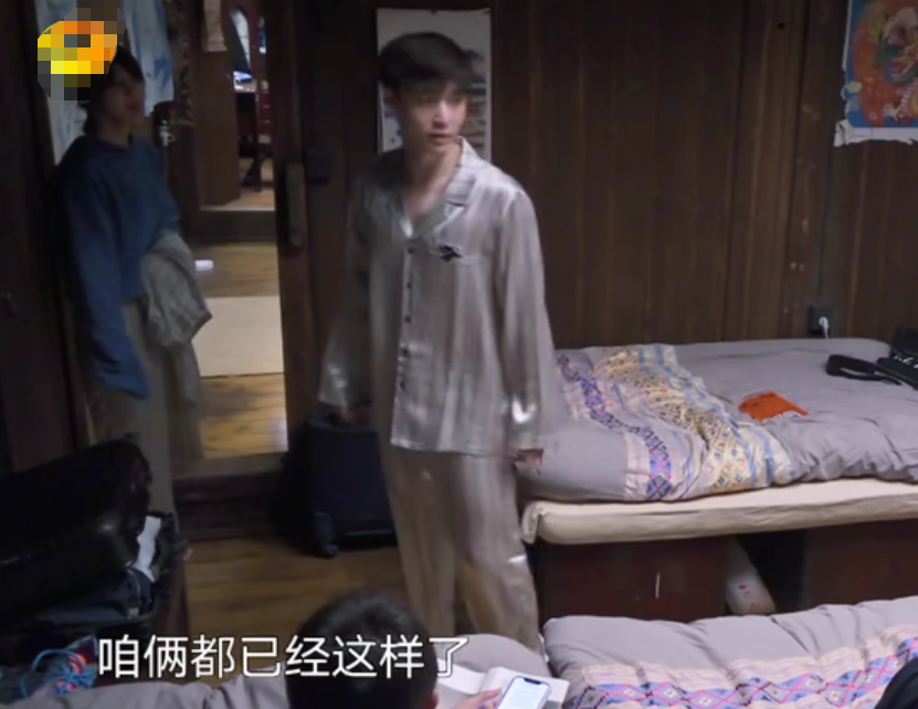 张艺兴与杨紫穿同款睡衣互称姐弟,拒绝黄磊做媒,三连击破碎绯闻