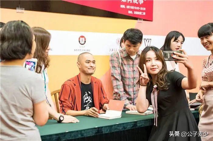 被人称作“俗不可耐”的冯唐,他到底有多厉害?