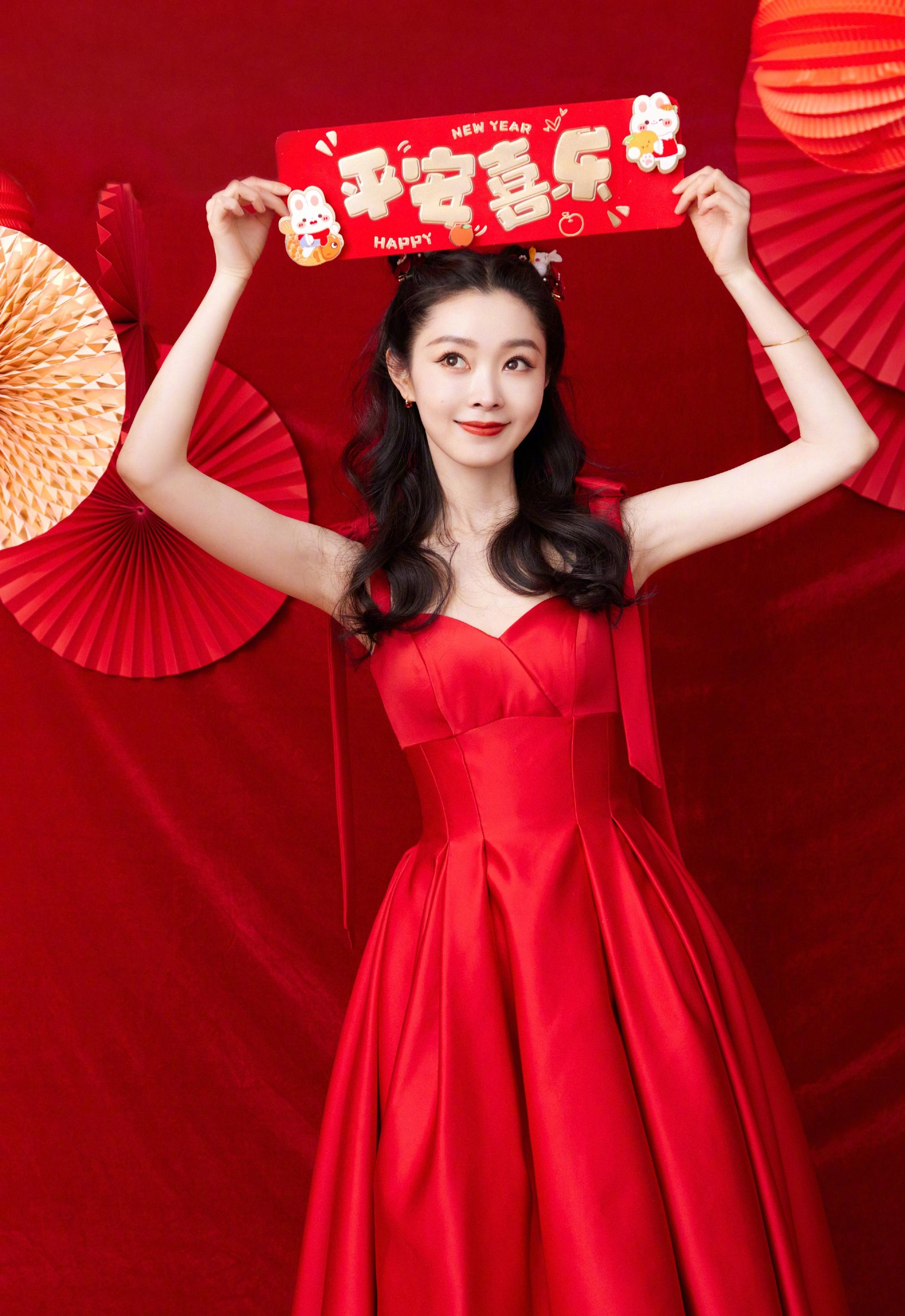 春晚穿搭热搜！马丽羽绒服炸毛，宋轶露趾凉鞋抢镜，赵丽颖赢麻了