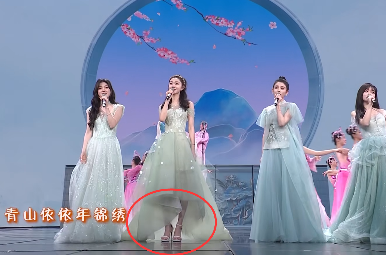 春晚穿搭热搜！马丽羽绒服炸毛，宋轶露趾凉鞋抢镜，赵丽颖赢麻了