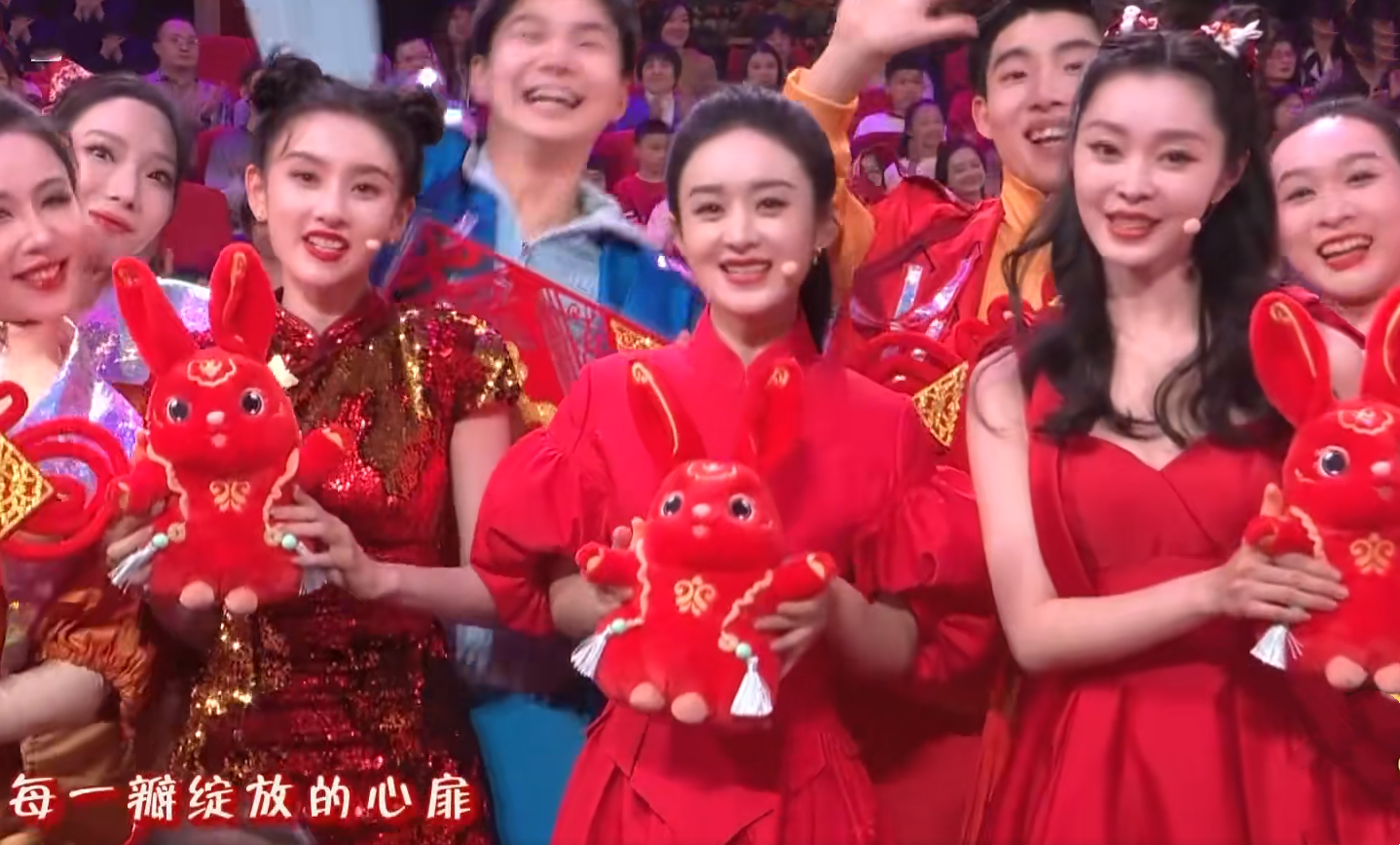 春晚穿搭热搜！马丽羽绒服炸毛，宋轶露趾凉鞋抢镜，赵丽颖赢麻了