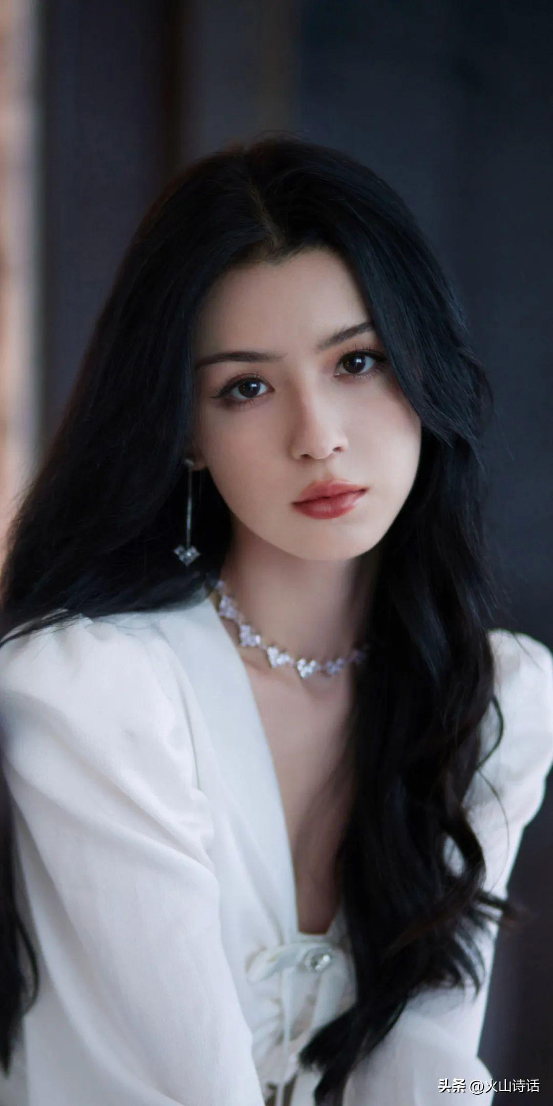 “红”于一支舞，“落”于一支烛的哈妮克孜，究竟经历了什么？