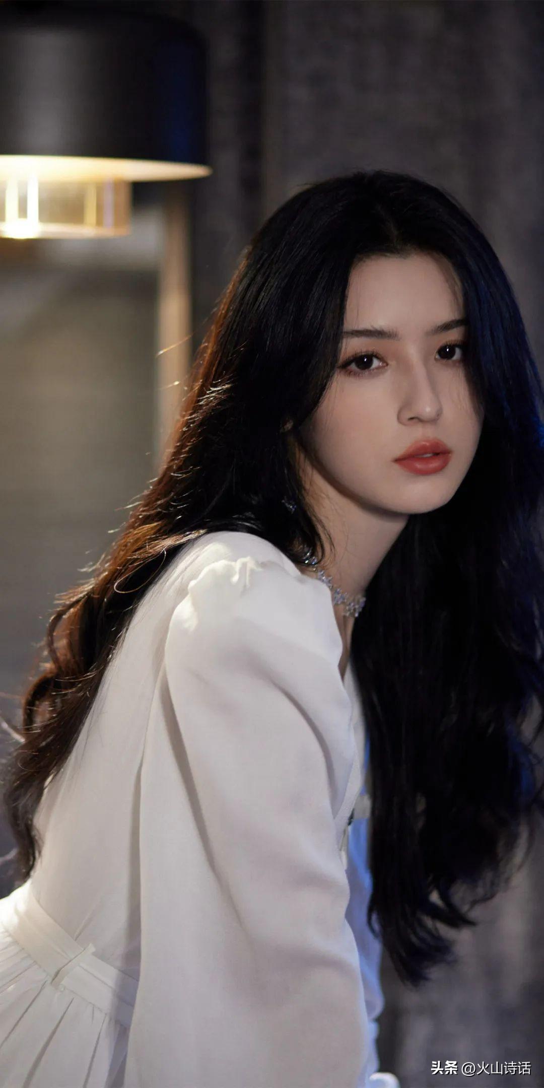 “红”于一支舞，“落”于一支烛的哈妮克孜，究竟经历了什么？