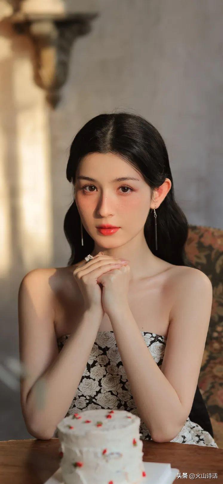 “红”于一支舞，“落”于一支烛的哈妮克孜，究竟经历了什么？