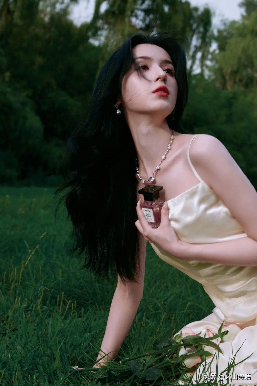 “红”于一支舞，“落”于一支烛的哈妮克孜，究竟经历了什么？