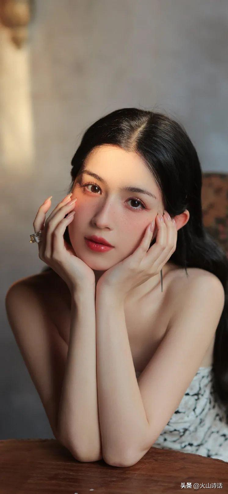 “红”于一支舞，“落”于一支烛的哈妮克孜，究竟经历了什么？