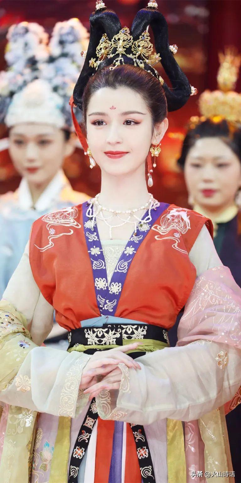 “红”于一支舞，“落”于一支烛的哈妮克孜，究竟经历了什么？