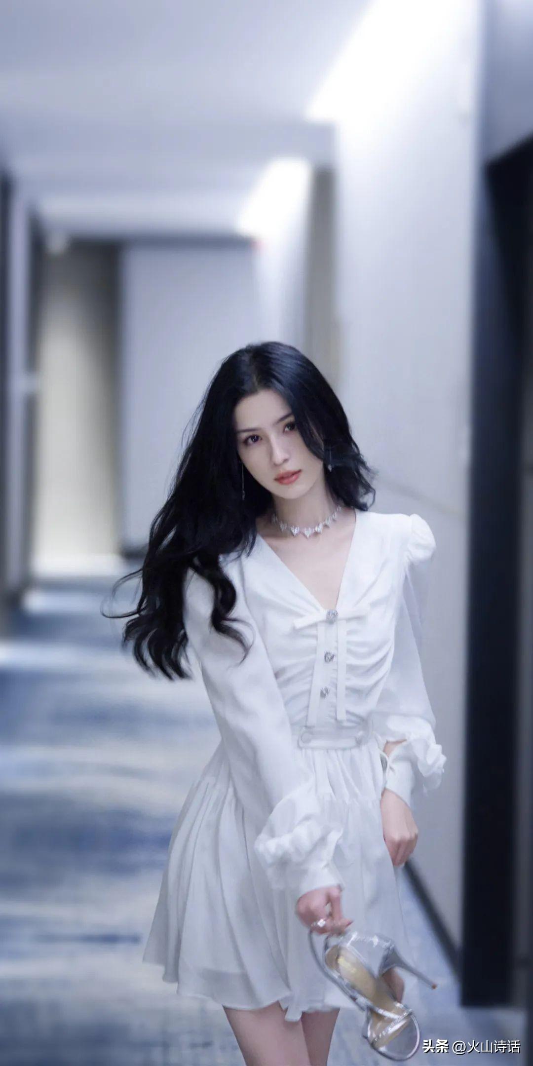 “红”于一支舞，“落”于一支烛的哈妮克孜，究竟经历了什么？