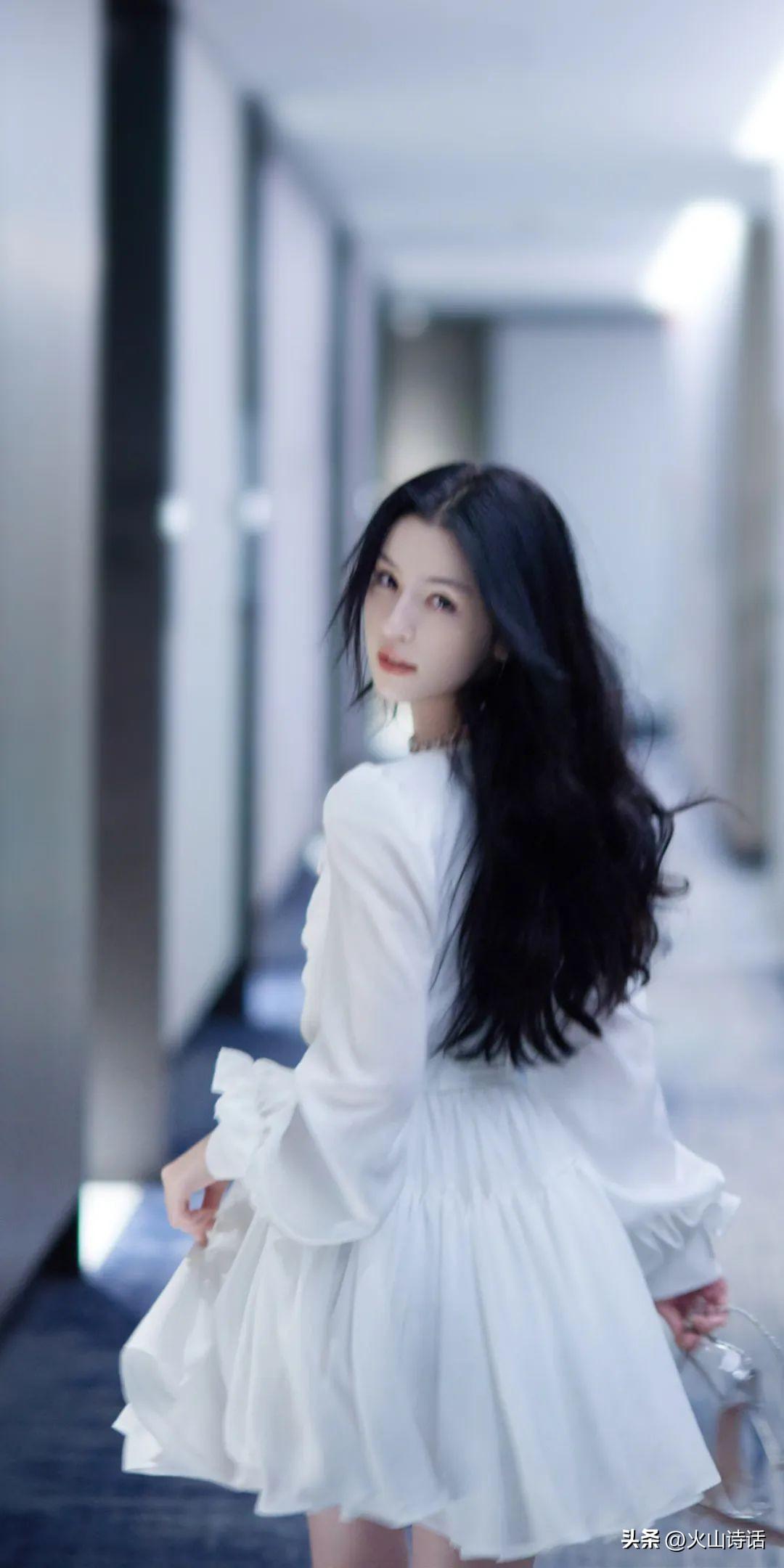 “红”于一支舞，“落”于一支烛的哈妮克孜，究竟经历了什么？