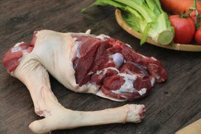 ​羊肉前腿还是后腿贵（羊肉前腿和后腿哪个贵好吃）