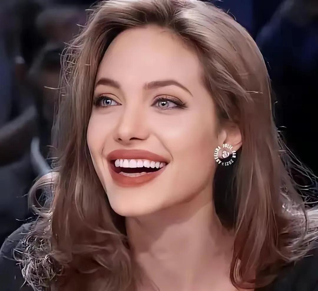 安吉丽娜朱莉穿衣（世界上最性感的人是谁）