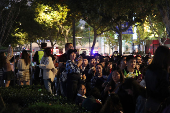 周杰伦上海演唱会场外氛围感人 这是属于杰迷们的浪漫吧