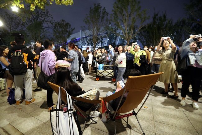 周杰伦上海演唱会场外氛围感人 这是属于杰迷们的浪漫吧